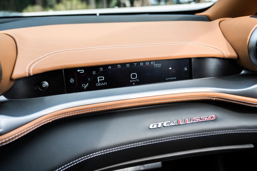 Детали интерьера Ferrari GTC4Lusso 2016 года  (JP) (фото 12 из 24)